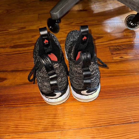 Nike Lebron 15s - Picture 4 of 5
